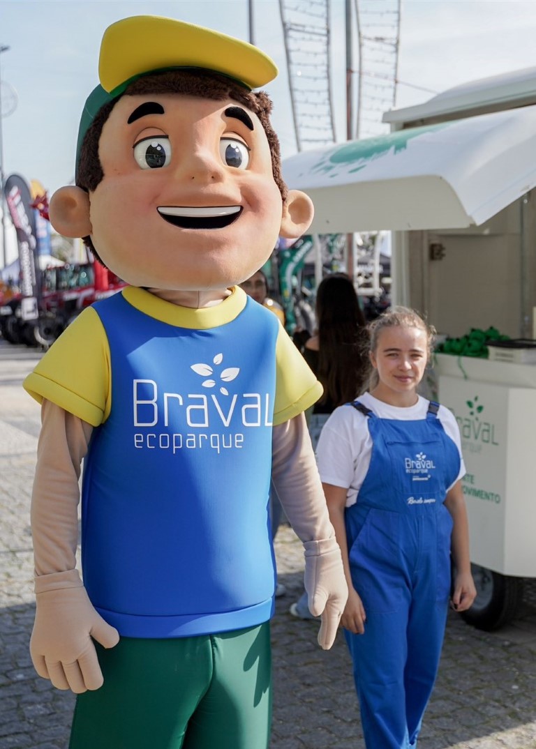 Mascote Bravaleco em acção de sensibilização ambiental
